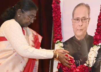 President of India pays floral tributes to Pranab Mukherjee on his birth anniversary