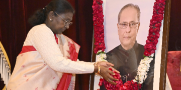 President of India pays floral tributes to Pranab Mukherjee on his birth anniversary