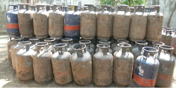 Commercial LPG cylinder prices up by Rs 195 in metro cities