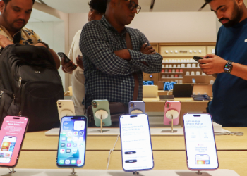 Strong iPhone 17 demand boosts Apple earnings