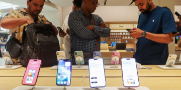 Strong iPhone 17 demand boosts Apple earnings