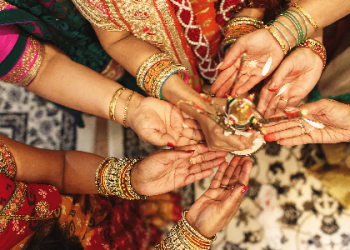 Gold Prices Flat; Silver Down By 0.9 %