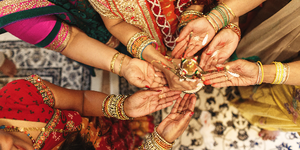 Gold Prices Flat; Silver Down By 0.9 %
