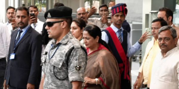 Delhi CM Rekha Gupta Visits Malviya Nagar Fire Victims At Max Hospital